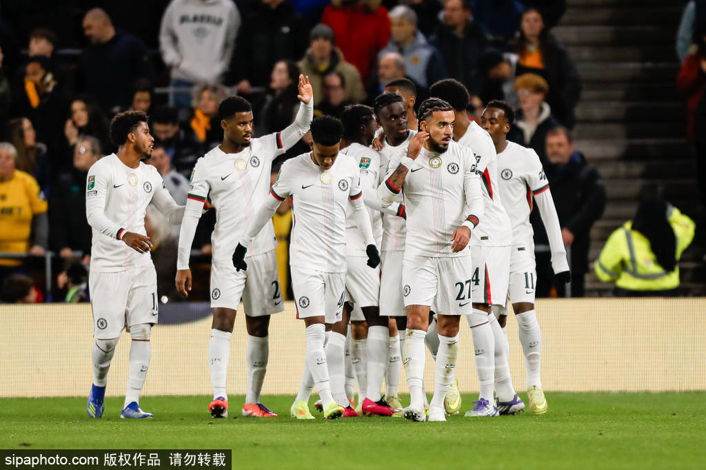 进球大战！联赛杯-吉滕斯造3球德拉普染红 切尔西4-3狼队晋级